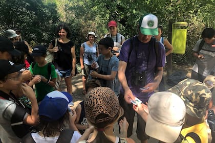Guillermo Spajic comanda la visita del Club de Jóvenes Naturalistas - Aves Argentinas- , quienes reciben una calcomanía y/o una figurita de la mariposa.