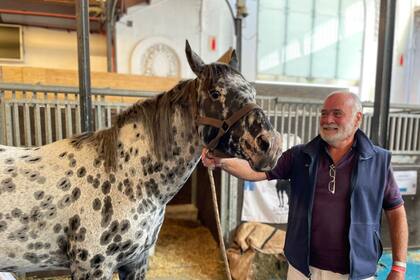 Guillermo Suñé junto a su caballo