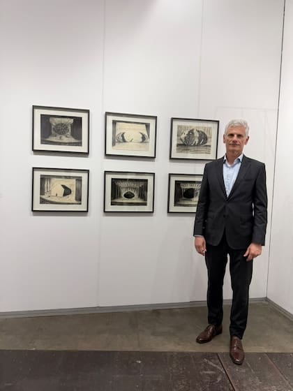 Guillermo Tempesta Leeds, presidente de Banco Santander Argentina y de la Fundación Santander Argentina, con obra de Eduardo Basualdo en Ruth Benzacar
