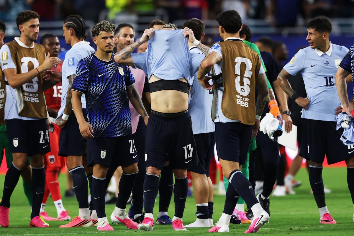Guillermo Varela se tapa la cara tras el empate de Uruguay ante Cabo Verde que expuso al equipo uruguayo y pone en jaque su clasificación. (Photo by Craig Williamson/SNS Group via Getty Images)