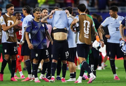 Guillermo Varela se tapa la cara tras el empate de Uruguay ante Cabo Verde que expuso al equipo uruguayo y pone en jaque su clasificación. (Photo by Craig Williamson/SNS Group via Getty Images)
