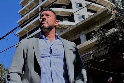 Guillermo Vázquez, frente a la Torre Vázquez, aún en obra