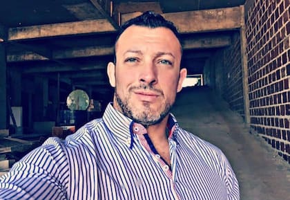 Guillermo Vázquez, posando en su edificio. Utilizaba muchos las redes para mostrar los avances de la obra.