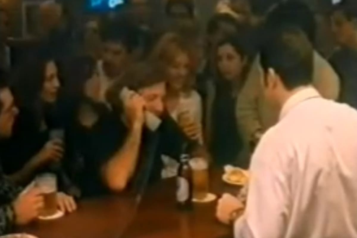 Guillermo Vilas durante la publicidad, hablando desde un bar con... el número 1 del mundo, Pete Sampras