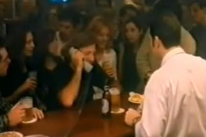 Guillermo Vilas durante la publicidad, hablando desde un bar con... el número 1 del mundo, Pete Sampras
