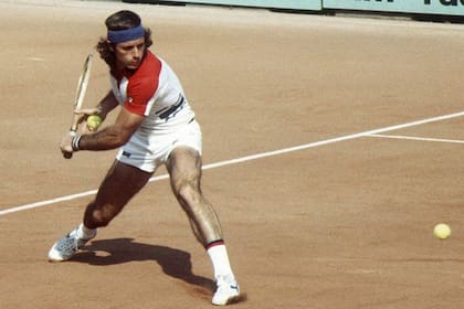Guillermo Vilas, el hombre que popularizó el tenis en la Argentina, por impactar de revés