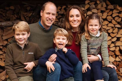 Guillermo, William, George, Louis y Charlotte compartieron la postal navideña 2023 (Foto: Instagram @princeandprincessofwales / Matt Porteous)