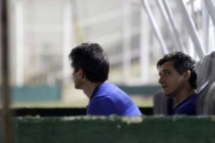 Guillermo y Gustavo Barros Schelotto, en el banco de suplentes: una charla a solas después de la derrota