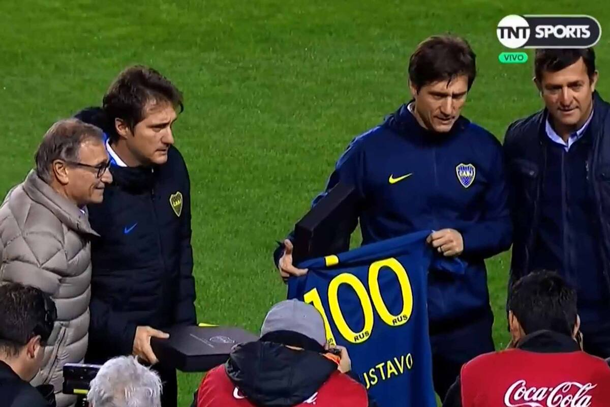 Guillermo y Gustavo, reconocidos por el vicepresidente Royco Ferrari y el secretario general del club Christian Gribaudo