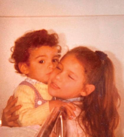 Guillermo y Pampita, de chicos, en una foto que demuestra el amor que siempre se tuvieron.