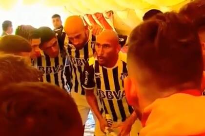 Guiñazú arengó a sus compañeros antes del partido ante Boca.