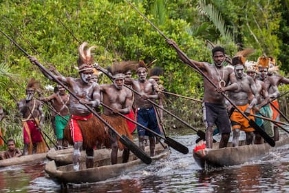 Jóvenes guerreros de Irian Jaya, en Papúa Nueva Guinea, practican celebraciones de tradición bélica