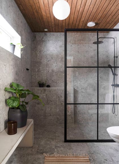 Guiño infaltable, el techo de madera le da un toque cálido y jerarquiza el baño.