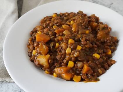 Guiso de lentejas, proteico y rico en fibras saludables
