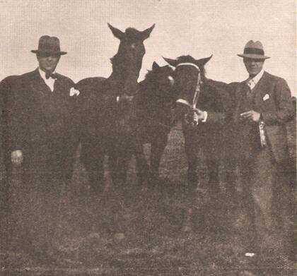 José Razzano y Carlos Gardel en el Haras Ascot, en los años 20