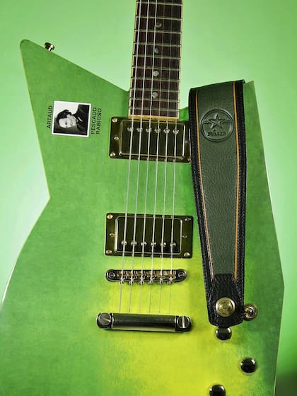 GuitArtaud, la guitarra con la forma del disco Artaud de Luis Alberto Spinetta (Foto gentileza: Leonardo Gollo)