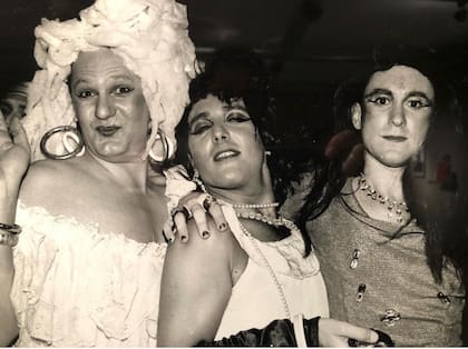 Gumier Maier, Alejandro Urdapilleta y Batato Barea, retratados por Facundo de Zuviría en una murga de San Telmo, en 1988