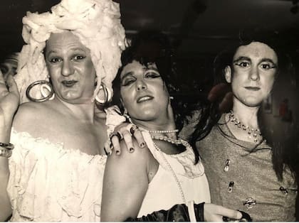 Gumier Maier con Alejandro Urdapilleta y Batato Barea retratados por Facundo de Zuviría en una murga de San Telmo en 1988