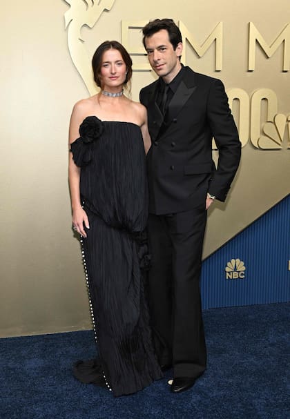 Gummer posó junto a su marido, el productor musical británico Mark Ronson, también con look en total black