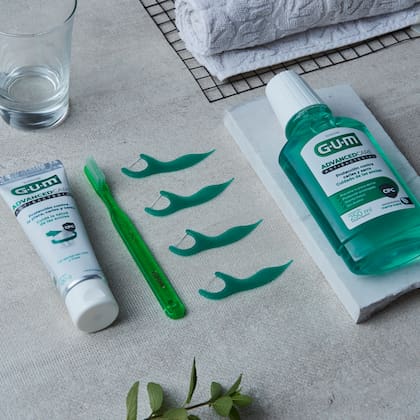 GUM® Pasta de Dientes Advanced Care Antibacterial + GUM® Cepillo de dientes Classic 311 + GUM® Flossers Original + GUM® Enjuague Advanced Care Antibacterial.
