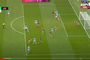 Gundogan recibe el centro atrás de Marhez y convierte el 1-0 para Manchester City; los defensores de Leeds, demasiado metidos en el área, no logran bloquear al definidor