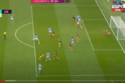 Gundogan recibe el centro atrás de Marhez y convierte el 1-0 para Manchester City; los defensores de Leeds, demasiado metidos en el área, no logran bloquear al definidor