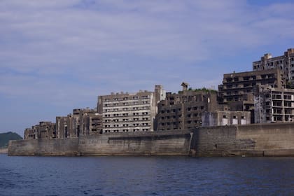 <Hashima> la isla japonesa sin verde que fue la más poblada del planeta.