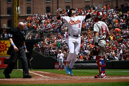 Gunnar Henderson (2) de los Orioles de Baltimore luego de conectar un jonrón ante los Filis de Filadelfia, el domingo 16 de junio de 2024, en Baltimore. (AP Foto/Nick Wass)