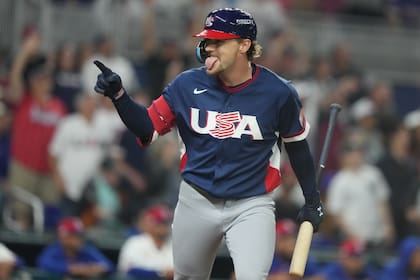 Gunnar Henderson, de Estados Unidos, celebra haciendo un gesto a sus compañeros después de batear un cuadrangular durante la cuarta entrada del juego de béisbol del Clásico Mundial ante República Dominicana, el domingo 15 de marzo de 2026, en Miami. (AP Foto/Lynne Sladky)