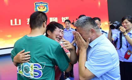 Guo Gangtang y su familia se reunieron con su hijo, que había sido secuestrado en 1997