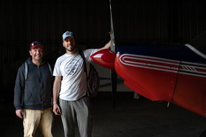 Gustavo Adler y Tato Molina son pilotos y, a su vez, presidente y tesorero del Aero Club de los Andes, respectivamente.