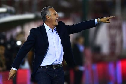 Gustavo Alfaro dirigiendo a Huracán ante River; el rafaelino lleva 25 años como entrenador