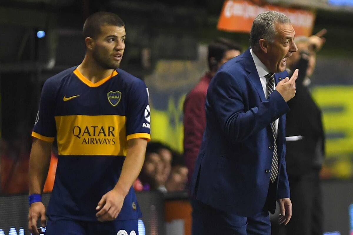 Gustavo Alfaro, al borde del campo de juego, dando una indicación cerca de Weigandt. Se fue conforme con el triunfo de Boca.