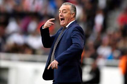 Gustavo Alfaro dando indicaciones durante el partido que Boca le ganó a Liga de Quito por 3-0 en la capital ecuatoriana.