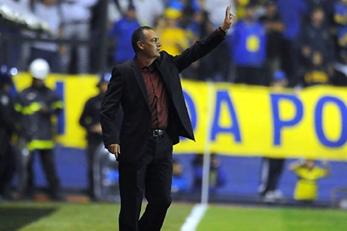 Gustavo Alfaro dirigiendo a Arsenal en la Bombonera; ahora lo espera el banco local