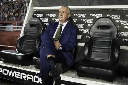 Gustavo Alfaro, DT de Boca, durante el partido que su equipo perdió por 2-1 frente a Lanús.