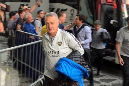 Gustavo Alfaro, en el arribo de la delegación boquense al hotel en Curitiba.