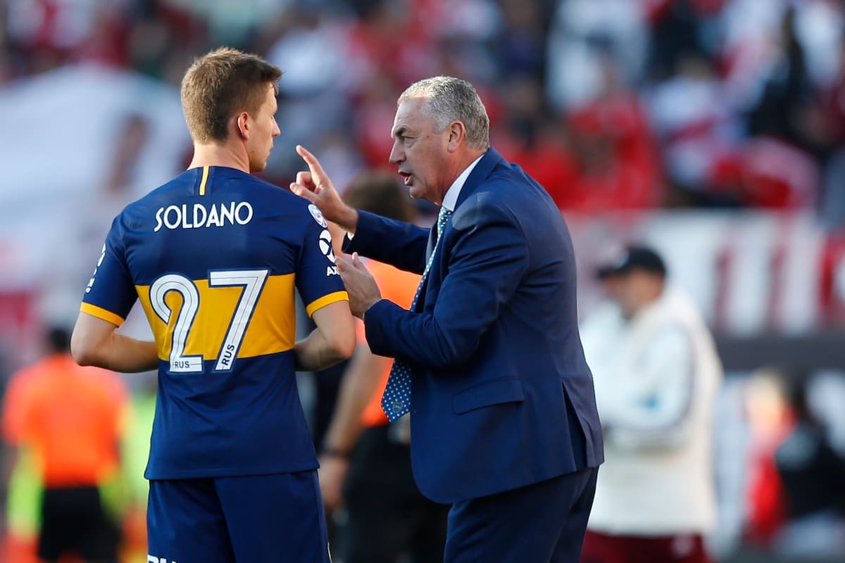 Gustavo Alfaro le da indicaciones a Soldano; el 9 terminó jugando como volante por la derecha ante River