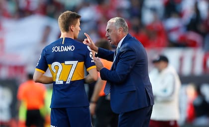 Gustavo Alfaro le da indicaciones a Soldano; el 9 jugó como volante por la derecha ante River