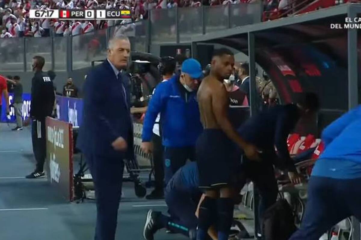 Gustavo Alfaro le pide a Palacios que ingrese, pero el jugador no encuentra su camiseta; el detalle le hizo perder dos puntos a Ecuador