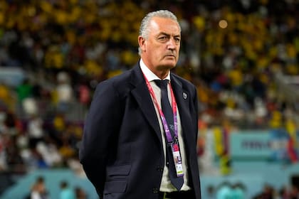 Gustavo Alfaro y su semblante serio durante la derrota contra Senegal, que eliminó a Ecuador del Mundial de Qatar; el rafaelino decidirá en familia cuál será su futuro, pero la Federación Ecuatoriana adelantó que lo quiere.
