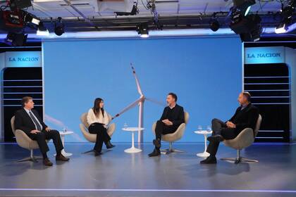 Gustavo Anbinder, Director de Negocios y Desarrollo de Genneia; Sofía Diamante, periodista de LA NACION; Juan Carlos Villalonga, Presidente de GLOBE International y Alejandro Einstoss, Jefe del Instituto Argentino de la Energía General Mosconi.