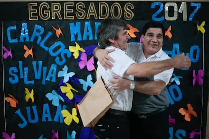 Gustavo Ballas se abraza con un compañero luego de la ceremonia de graduación