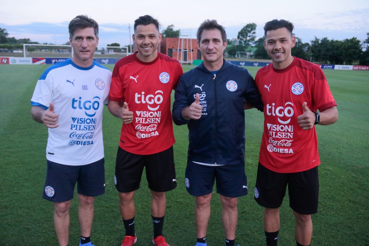 Gustavo Barros Schelotto, Óscar Romero, Guillermo Barros Schelotto y Ángel Romero; Paraguay tiene mellizos jugadores y, ahora, mellizos entrenadores, que debutarán frente a Chile en esta doble ventana de la eliminatoria rumbo al Mundial Qatar 2022.