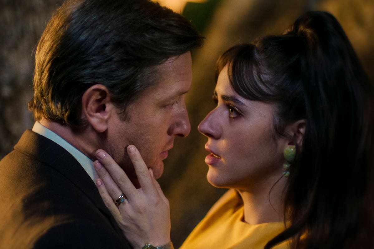 Gustavo Bassani como Carlos y Tessa Ia como Valeria en Nadie nos vio partir, de Netflix