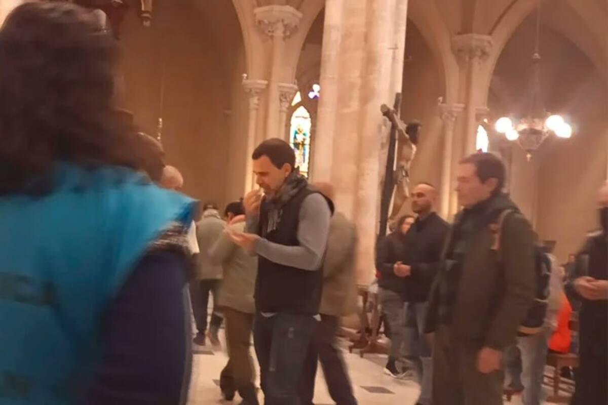 Gustavo Beliz (a la derecha, con una mochila) en la Basílica de Luján