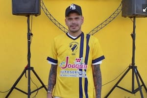 Gustavo Bou, con la camiseta del Club Nebel, de Concordia, Entre Ríos