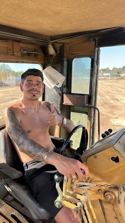 Gustavo Bou, dentro de una de las máquinas que trabajan en el campo de juego del club Nebel, de Concordia
