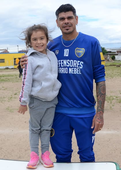 Gustavo Bou y una de sus hijas, en el club Nebel, de Concordia