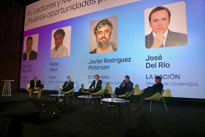 Gustavo Buchbinder (IAB) junto a Javier Rodríguez Petersen, gerente de Productos Editoriales de El Cronista; José Del Rio, director de Contenidos de LA NACION; Pablo Vaca, editor en jefe de Clarín; y Ricardo Ravanelli, director de Noticias Multiplataforma en Artear, en el IAB Now 2026
